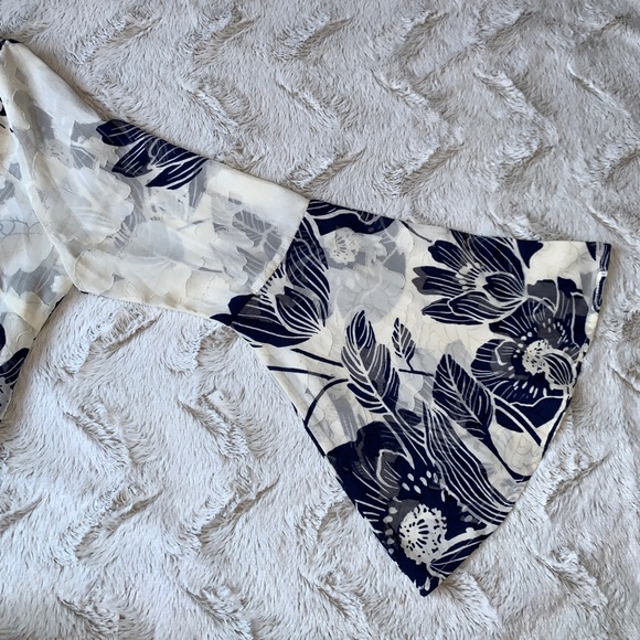 Altar’d State - Navy Blue / White Kimono - Picture 4 of 9